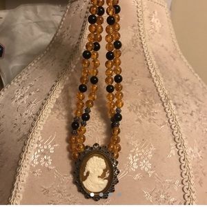 Vintage beaded necklace cameo like new condition